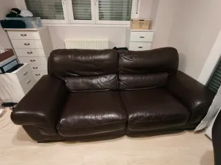 Sofá de piel marrón