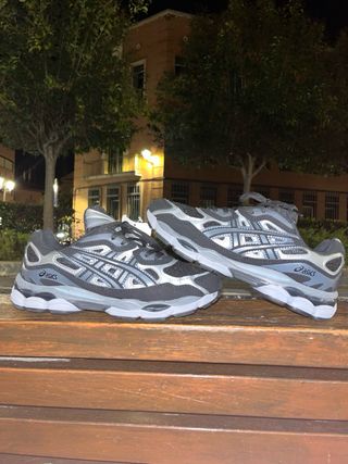 Zapatillas ASICS grises , blancas y negro