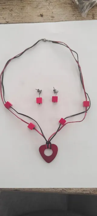Collar y pendientes corazón y cubos