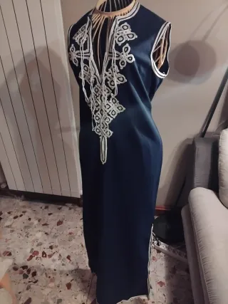 Abito tradizionale marocchino blu e bianco