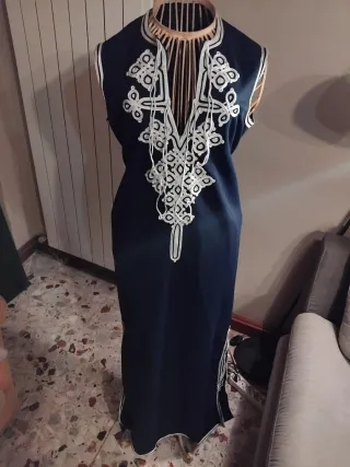 Abito tradizionale marocchino blu e bianco