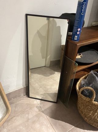 Specchio con cornice nera in metallo e cristallo