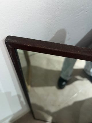 Specchio con cornice nera in metallo e cristallo