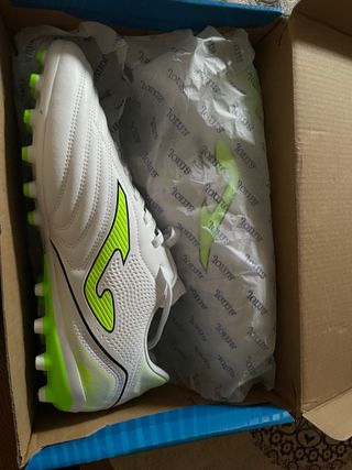 Zapatos de fútbol Joma blancos y verdes