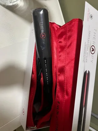 Plancha de pelo Therapy negra y roja