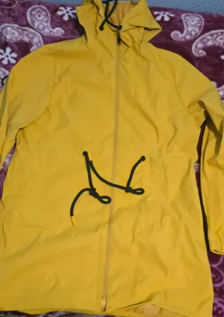 Chubasquero amarillo con capucha