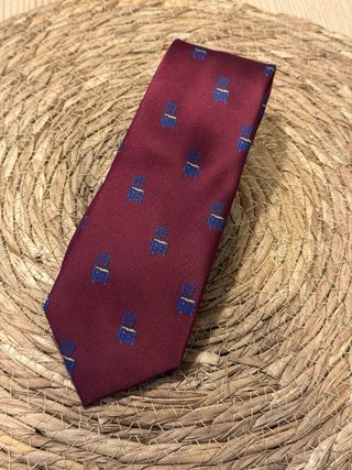 Corbata con estampado de sillas