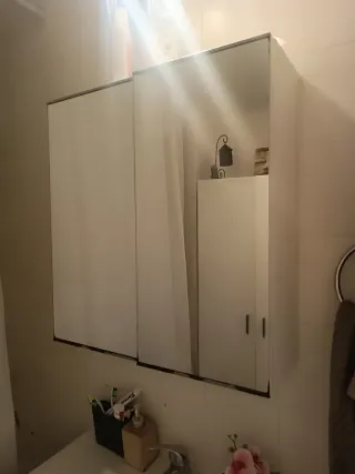 Armadio da bagno con specchio