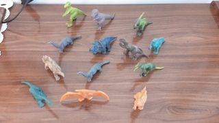 Lote de dinosaurios de juguete