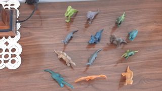 Lote de dinosaurios de juguete