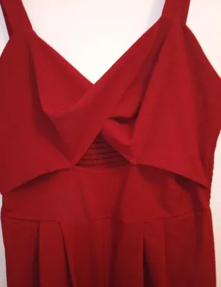 Mono burdeos con escote cruzado