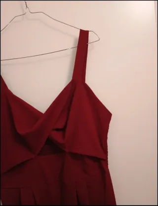 Mono burdeos con escote cruzado