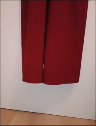 Mono burdeos con escote cruzado