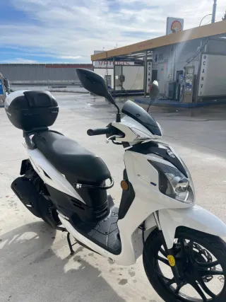 SYM Symphony 125 SR con baúl y candado