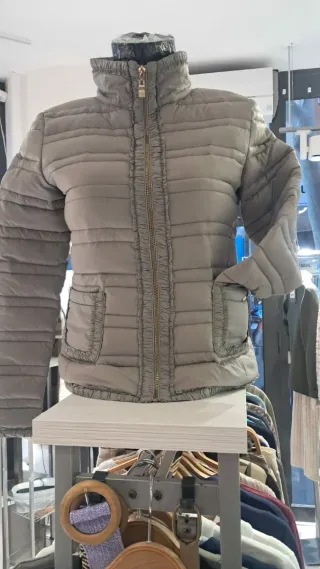 Chaqueta tipo anorac acolchada gris de plumas