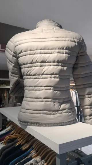 Chaqueta tipo anorac acolchada gris de plumas