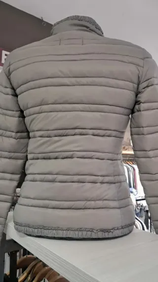 Chaqueta tipo anorac acolchada gris de plumas