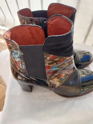 Botines de piel negros y multicolor