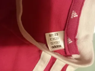 T-shirt Adidas fuxia. Colore stupendo. 14 anni