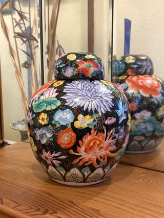 Jarrón de cerámica con tapa y flores