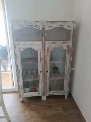 Vitrina de cristal y madera