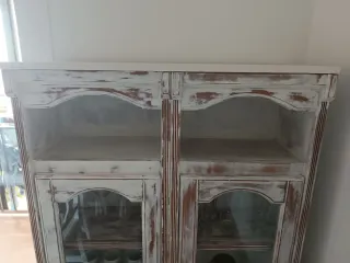 Vitrina de cristal y madera