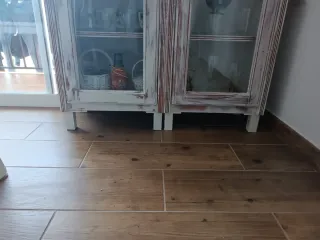 Vitrina de cristal y madera