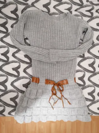 Vestido de punto gris corto con cinturón