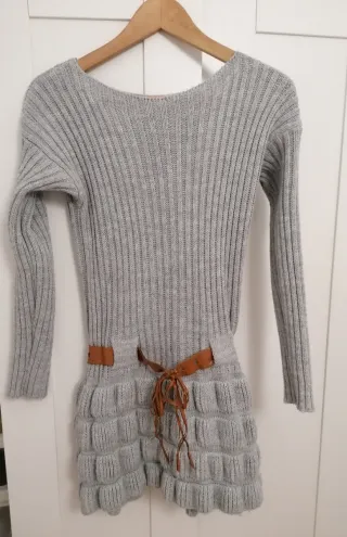Vestido de punto gris corto con cinturón