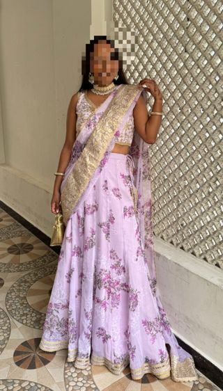 Traje indio saree morado y dorado