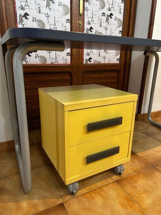 Escritorio con cajonera amarilla