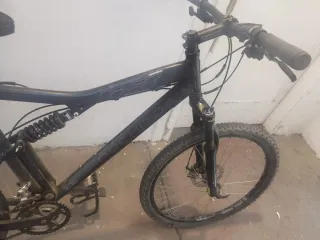 Bicicleta de montaña con suspensión