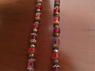 Collar y pendientes rojos y dorados