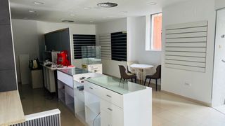 Se vende 2 vitrinas bajo mostrador