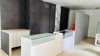 Se vende 2 vitrinas bajo mostrador