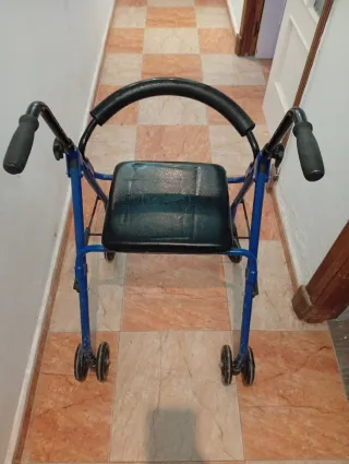 Andador azul con asiento y ruedas