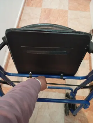Andador azul con asiento y ruedas