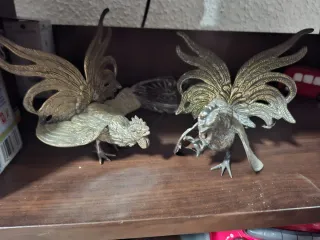 Figuras de gallos de latón