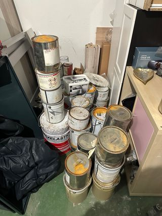 Varios botes de pintura