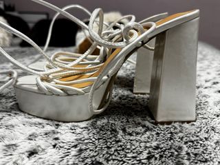 Sandalias de tacón blancas atadas