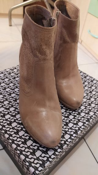 Stivali tronchetto beige donna.