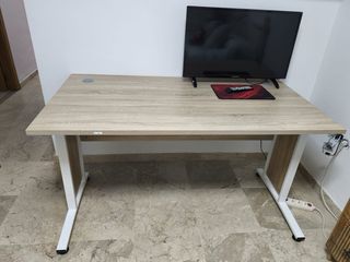 Escritorio amplio madera y metal