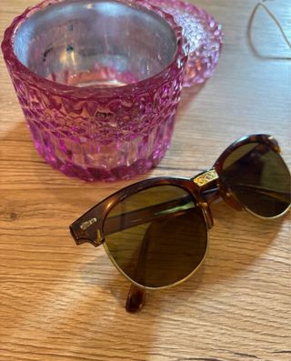 Occhiali da sole marroni e rosa