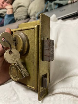 Cerradura antigua dorada con llave