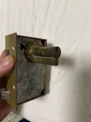 Cerradura antigua dorada con llave