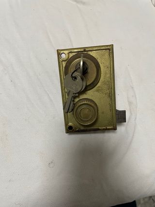 Cerradura antigua dorada con llave