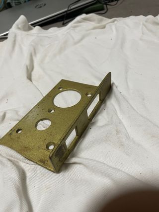 Cerradura antigua dorada con llave