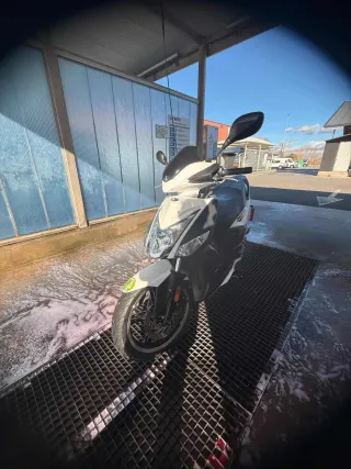 Kymco Agility City Scooter Negra y Blanca 49cc