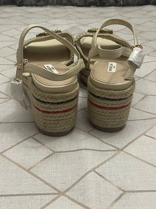 Sandalias Beige y Doradas
