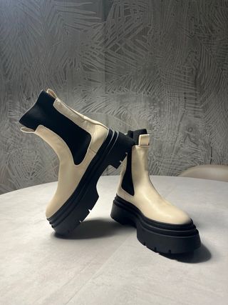 Botas de plataforma beige y negras